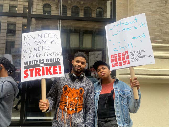 Writers Guild members on strike outside of Netflix (05/03/2023). 