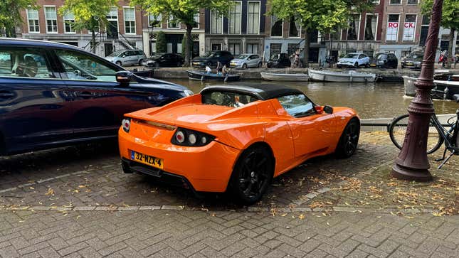 3/4-Rückansicht eines orangefarbenen Tesla Roadsters