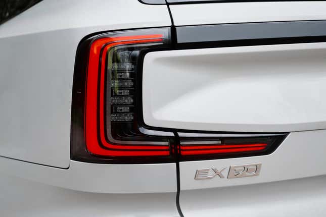 Taillight of a white Volvo EX90