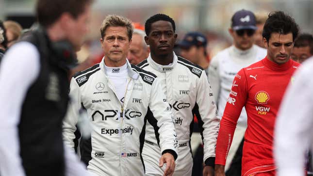 Una foto de Brad Pitt y Damson Idris en un Gran Premio de Fórmula 1. 