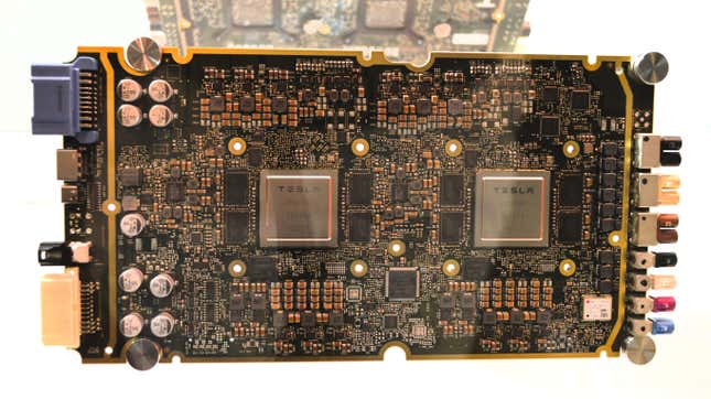 Una placa de circuito de computadora de conducción autónoma completa (FSD) Tesla Hardware 3 (HW3) con chips de procesador Samsung, utilizados en sus automóviles eléctricos.