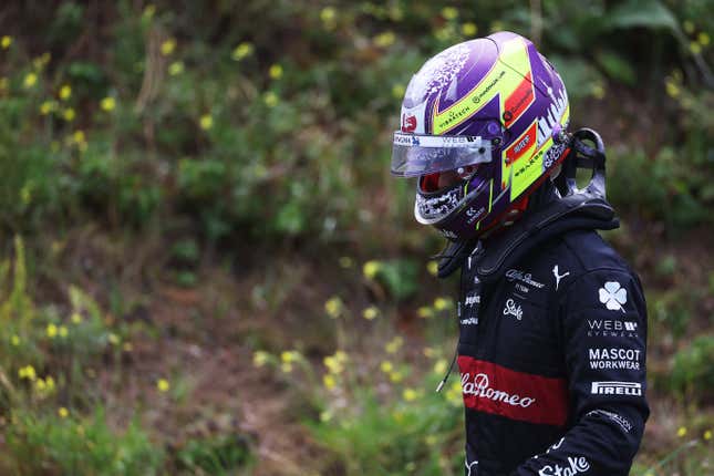 Zhou Guanyu de China y Alfa Romeo F1 regresan al pitlane después de detenerse en la pista durante la práctica final antes del F1 Grand Premio de Países Bajos en el Circuito Zandvoort el 26 de agosto, 2023 en Zandvoort, Países Bajos