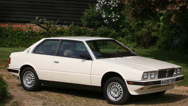 Una foto de un sedán Maserati Biturbo blanco. 