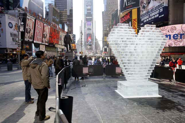 Image for article titled This giant, pulsating heart is a Valentine to New York City