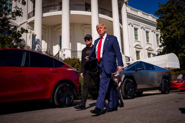 El presidente Donald Trump y el asesor principal de la Casa Blanca, el director ejecutivo de Tesla y SpaceX, Elon Musk, parten después de observar los vehículos Tesla en el jardín sur de la Casa Blanca el 11 de marzo de 2025 en Washington, D.C.