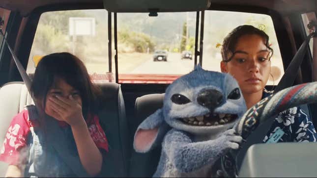 Stitch attrape le volant de la voiture, pour le plus grand plaisir de Lilo, dans une image fixe de la bande-annonce.