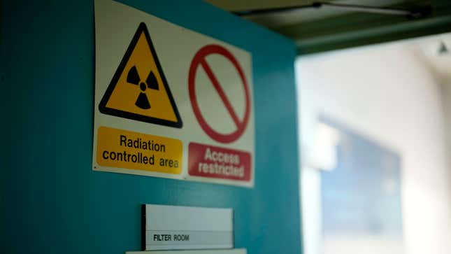 La sala de descontaminación radiológica dentro del antiguo búnker nuclear secreto Hack Green de la RAF el 24 de mayo de 2023 en Nantwich, Inglaterra. Hack Green desempeñó un papel central en la defensa de Gran Bretaña durante casi sesenta años. Fue elegido durante la Segunda Guerra Mundial para proteger la tierra entre Birmingham y Liverpool de ataques hostiles. y como ubicación para el nuevo equipo de RADAR. El búnker pasó a ser utilizado como refugio y protección durante la Guerra Fría. A medida que las relaciones entre Oriente y Occidente se descongelaron, muchos de los búnkeres nucleares del Reino Unido se vendieron. El búnker secreto ahora es propiedad privada de la familia Siebert y se administra como un fideicomiso de museo.