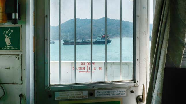 Sicherheitstür auf der Schiffsbrücke eines Tankmotorschiffs vor Anker