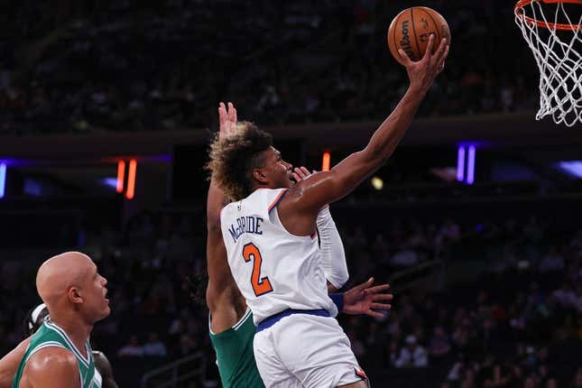 9. Okt. 2023;  New York, New York, USA; der New York Knicks-Wächter Miles McBride (2) fährt in der zweiten Halbzeit gegen die Boston Celtics im Madison Square Garden zum Korb.