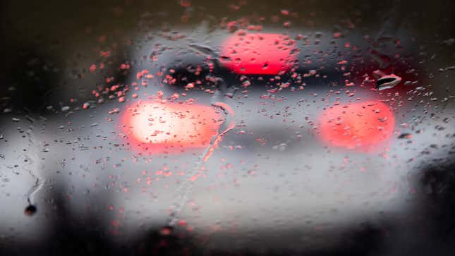 Une photo de feux arrière de voiture sous la pluie. 