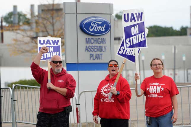 FILE - United Auto Workers members walk the picket line at the Ford Michigan Assembly Plant in Wayne, Mich., Sept. 26, 2023. Autoworkers at the first Ford factory to go on strike have voted overwhelmingly in favor of a tentative contract agreement reached with the company. Members of Local 900 voted 81% in favor of the four year-and-eight month deal, according to Facebook postings by local members on Thursday, Nov. 2, 2023. (AP Photo/Paul Sancya, file)