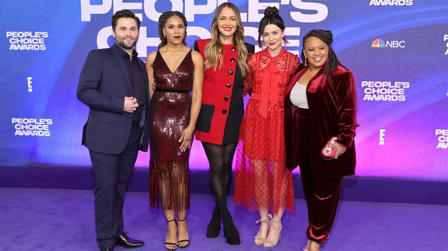 SANTA MONICA, CALIFORNIA - DECEMBER 06: (L-R) Jake Borelli, Kelly McCreary, Camilla Luddington, Caterina Scorsone, and Chandra Wilson attend the 2022 People's Choice Awards at Barker Hangar on December 06, 2022 in Santa Monica, California. (Photo by Amy Sussman/Getty Images )