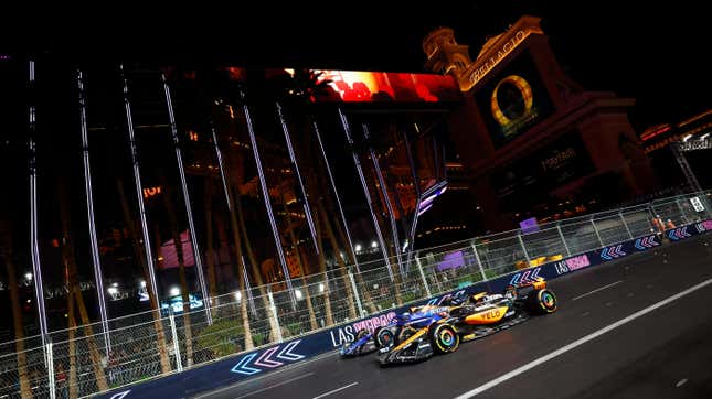 El piloto de McLaren, Oscar Piastri (81), de Australia, corre por la franja frente al Cosmopolitan y el Bellagio Resort & Casino junto a Williams El piloto Alex Albon (23) de Tailandia durante el Gran Premio Heineken Plata de Las Vegas de Fórmula 1 inaugural el 18 de noviembre de 2023 en Las Vegas  Circuito callejero de Las Vegas en Las Vegas, Nevada