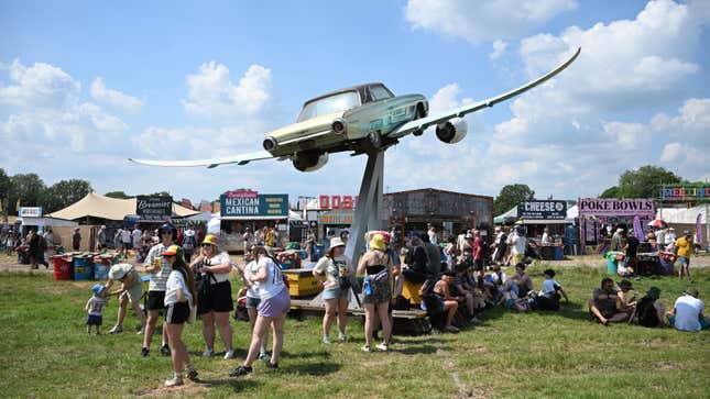 Une photo d’une voiture d’époque avec des ailes. 