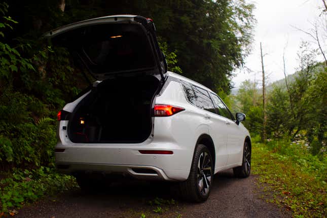 Image for article titled I Have No Idea How The Mitsubishi Outlander Is $10,000 Cheaper Than A Kia Telluride