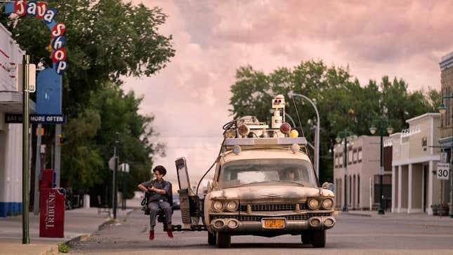 Phoebe, Trevor and Ecto 1 in Ghostbusters Afterlife.
