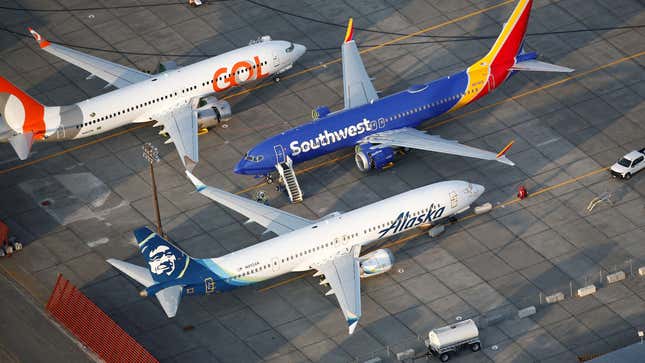 Um avião da Alaska Airlines na pista.