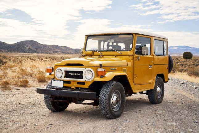 Frontansicht 3/4 eines gelben Toyota FJ40 Land Cruiser