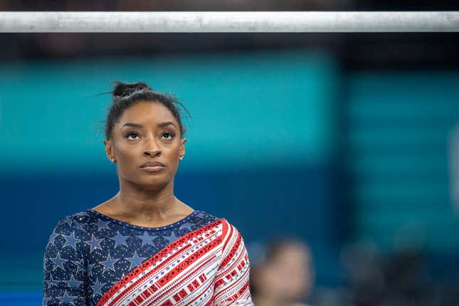 Simone Biles dari Amerika Serikat bersiap untuk menampilkan rutinitas palang datarnya selama Final Senam Artistik Beregu Putri selama Olimpiade Musim Panas Paris 2024 pada tanggal 30 Juli 2024 di Paris, Prancis.