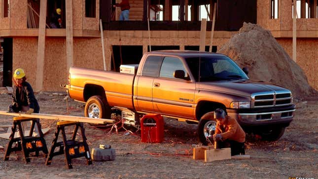 Une photo d’un camion Ram 2500 pikcup sur un chantier.