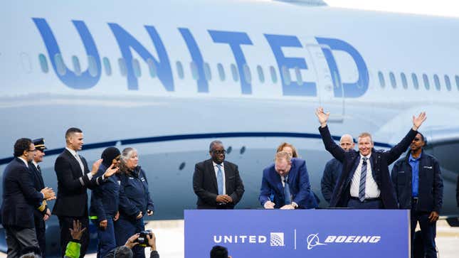 Scott Kirby, PDG d’United Airlines, lève les mains lors d’un événement organisé par Boeing