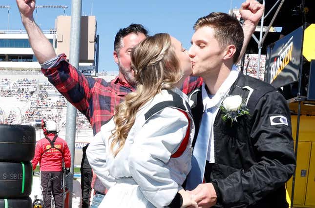Image for article titled Speedy NASCAR Pit Stop Wedding Is Pure Las Vegas
