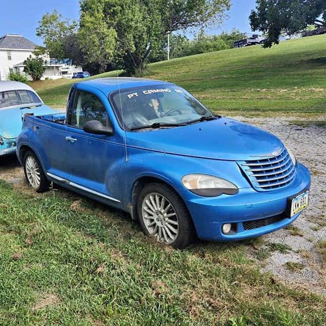 Image de l'article intitulé PT Cruiser Ute, Chevrolet Caravan, Toyota Starlet préparée pour le dragage&amp;#xa0;: les voitures les plus géniales que j’ai trouvées à vendre en ligne