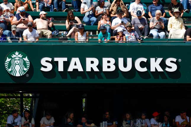 Un anuncio de Starbucks en el T-Mobile Park el 30 de junio de 2024 en Seattle, Washington.