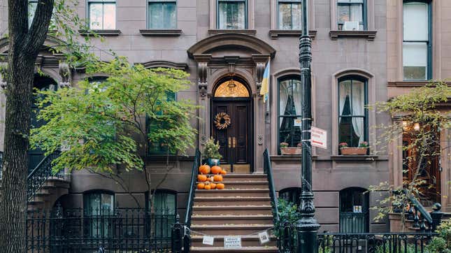 Imagen para el artículo titulado Los fans de ‘Sex and the City’ siguen siendo tan implacables que el dueño del apartamento de Carrie Bradshaw quiere instalar una puerta