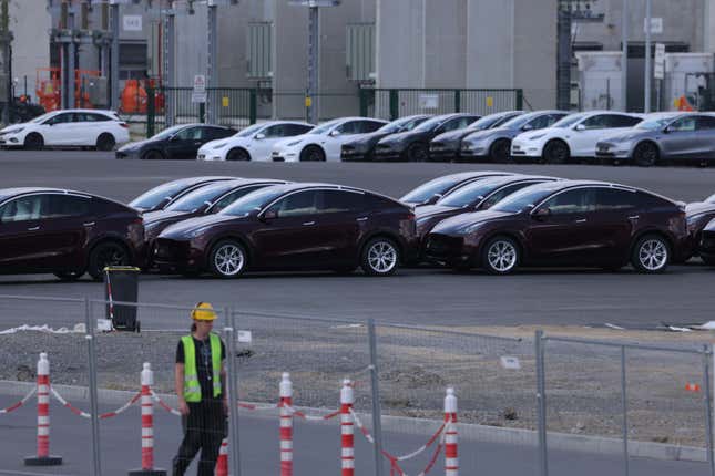 Afbeelding voor artikel met de titel Deense investeerders dumpen Tesla-aandelen nadat Elon Musk de stakingen in Zweden ‘krankzinnig’ noemt