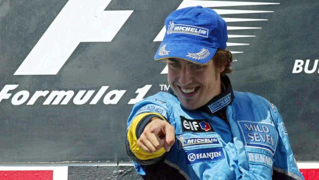 Una foto de Fernando Alonso en el podio en 2003. 