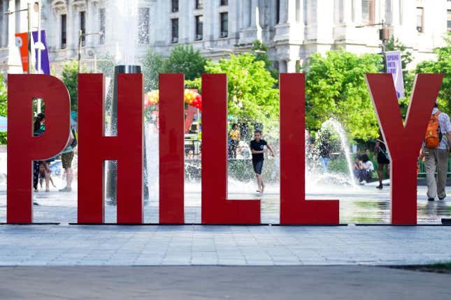 Touristen und Einheimische machen am 6. Juni 2019 Fotos von einem lebensgroßen „I Love Philly“-Schild im LOVE Park in der Innenstadt von Philadelphia, PA. 