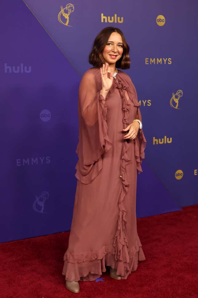 Maya Rudolph nimmt an den 76. Primetime Emmy Awards am 15. September 2024 im Peacock Theater in Los Angeles, Kalifornien, teil.