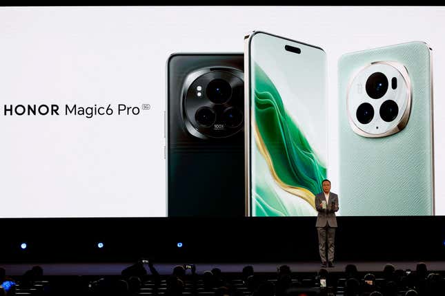 Der CEO von Honor Device George Zhao steht vor einer Kulisse und zeigt den Honor Magic6 Pro