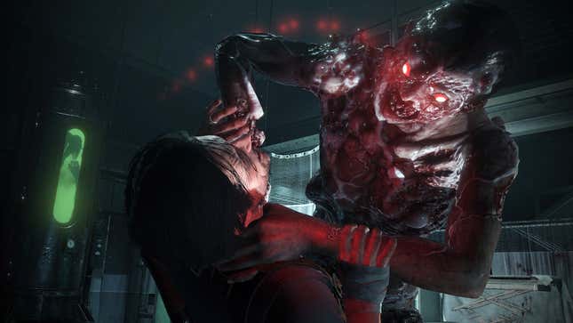 Le protagoniste de The Evil Within 2 lutte contre un ennemi.