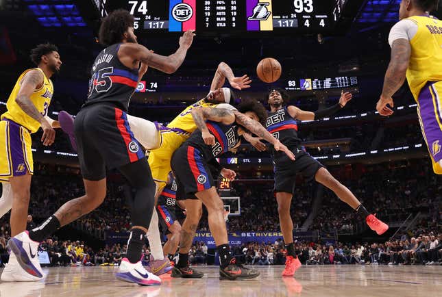 DETROIT, MICHIGAN – 29 NOVEMBRE : Anthony Davis #3 des Los Angeles Lakers se bat pour un rebond avec Isaiah Livers #12 des Detroit Pistons lors de la seconde mi-temps à la Little Caesars Arena le 29 novembre 2023 à Detroit, Michigan.  Les Lakers de Los Angeles ont remporté le match 133-107.  REMARQUE À L'UTILISATEUR : L'utilisateur reconnaît et accepte expressément qu'en téléchargeant et/ou en utilisant cette photographie, l'utilisateur consent aux termes et conditions du contrat de licence Getty Images.  (Photo de Gregory Shamus/Getty Images)