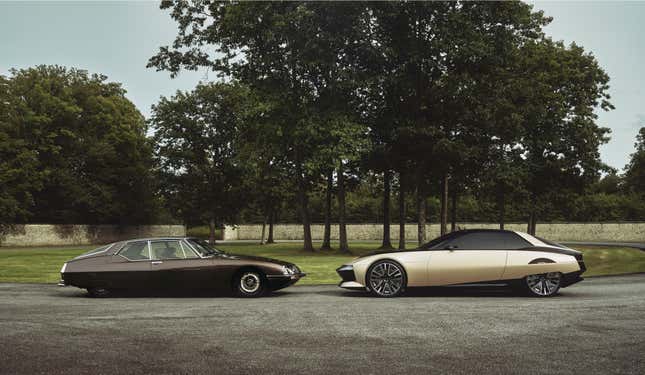 Side view of a Citroën SM with the gold DS Automobiles SM Tribute concept