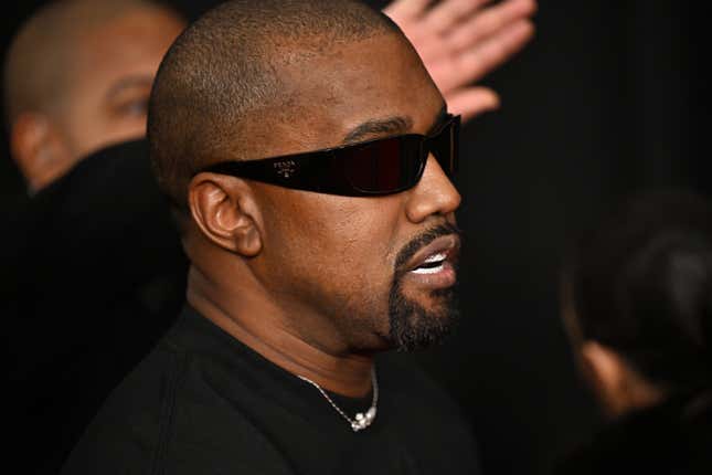 Kanye West llega a la 67.ª edición anual de los premios Grammy en el Crypto.com Arena de Los Ángeles el 2 de febrero de 2025.