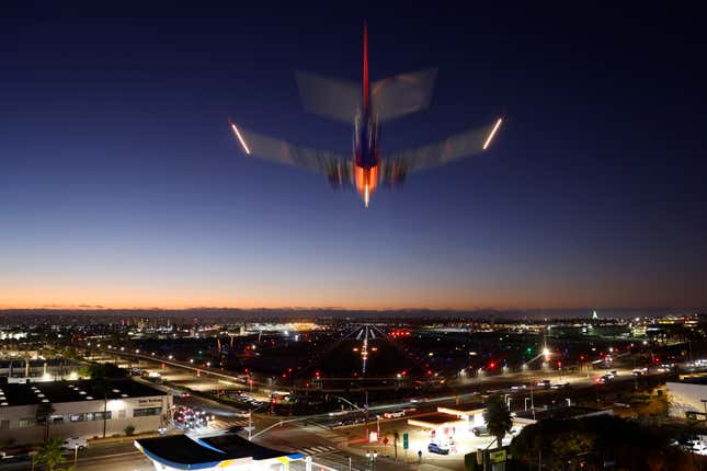 Un avion atterrissant à un aéroport