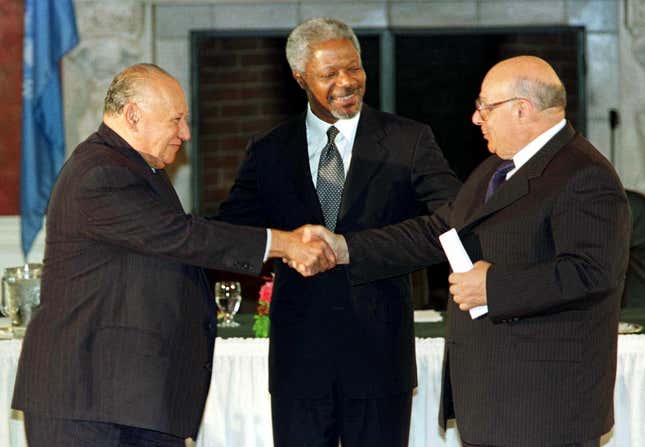 Cypriot President Glafcos Clerides (L) shakes hands with the Turkish Cypriot leader Rauf Denktash as United Nations Secretary General Kofi Annan looks on (C) at the outset of high level negotiations at the Troutbeck Guesthouse in Amenia New York, July 9, on a long-stymied peace process to reunite the Island of Cyprus. The two sides are scheduled to meet through July 13 at the rural retreat 90 miles north of New York City. TALKS CYPRUS - RP1DRIDZAWAB