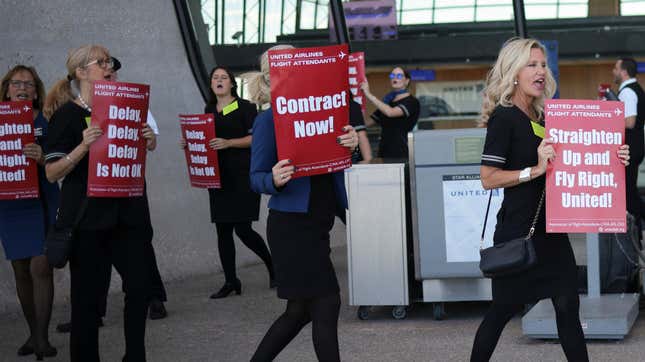 Flight attendants picket during 2023 contract negotiations