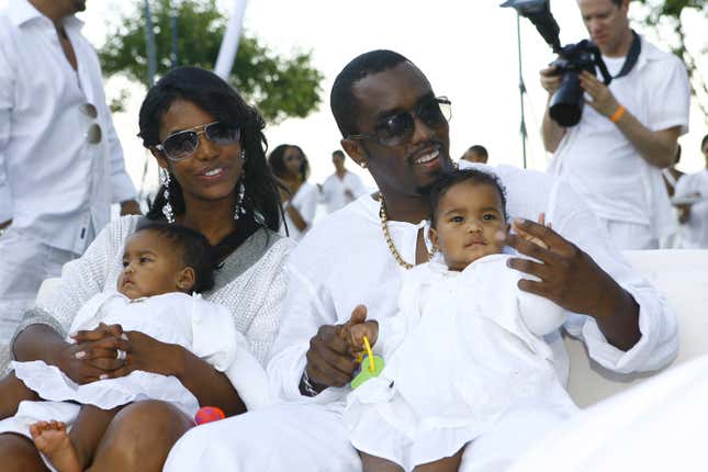 Moderator Sean „Diddy“ Combs und Kim Porter mit ihren Zwillingstöchtern D‘Lila Star Combs und Jessie James Combs bei der von Sean „Diddy“ Combs präsentierten „The Real White Party“ auf dem Anwesen der Combs in East Hampton am 2. September 2007 in East Hampton, New York.