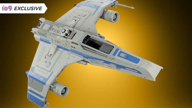 Imagen para el artículo titulado El E-Wing de  Ahsoka está vuela hacia la línea de juguetes  de Star Wars de Hasbro