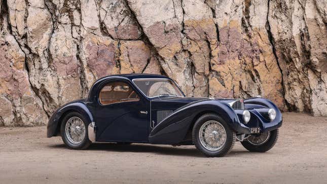 Vue 3/4 avant d’une Bugatti Type 57SC Atalante bleu foncé de 1937