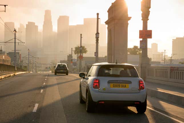 Image for article titled The 2020 Mini Cooper SE Goes Electric, but Is the Range Enough?