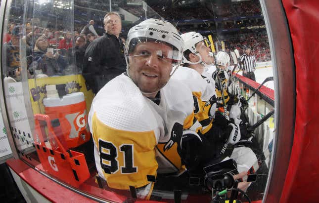 Image for article titled Can’t Everyone Just Stop Hollering At Phil Kessel While He’s Tryin’ To Watch The Teevee?