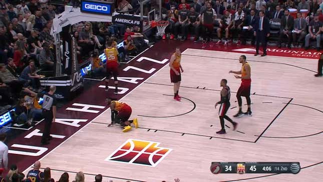 Kyle Korver Attempts To Inbound Airball, Laughs At His Own Goof