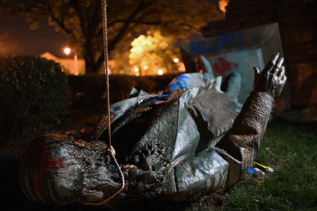 Image for article titled Crowd Pulls Down Confederate Statue in Washington, D.C. on Juneteenth