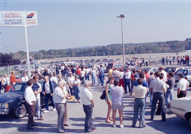 New England Patriots fans wait on line outside old Sullivan Stadium to return their tickets for refunds. (Carol Francavilla/AP Photo)