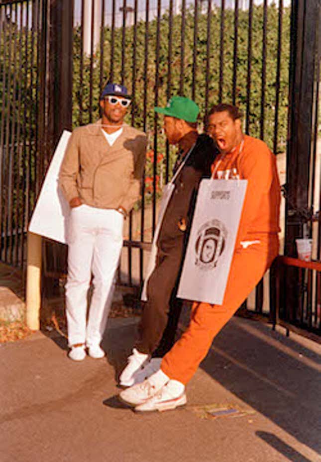 Randall Cunningham (right) and some Philadelphia Eagles picketing outside old Veterans Stadium. (Bill Ingraham/AP Photo)